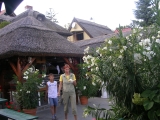 Донести бы салат до стола, больно тарелка полна :)